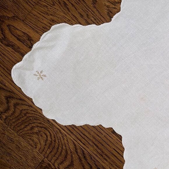 Holiday white linen bread basket liner with embroidered Christmas - Picture 3 of 7